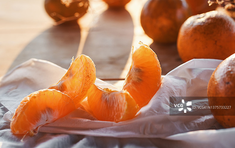 桌子上剥皮的橘子图片素材