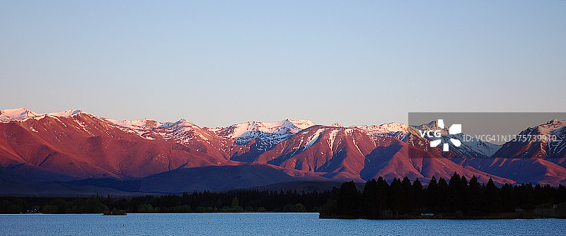 新西兰特卡波湖雪山阳光乡村风光全景图片素材