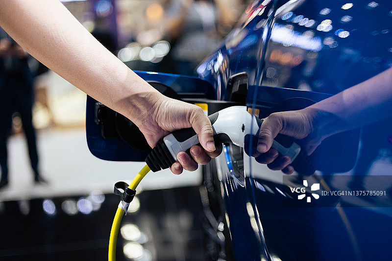 现代电动汽车充电图片素材