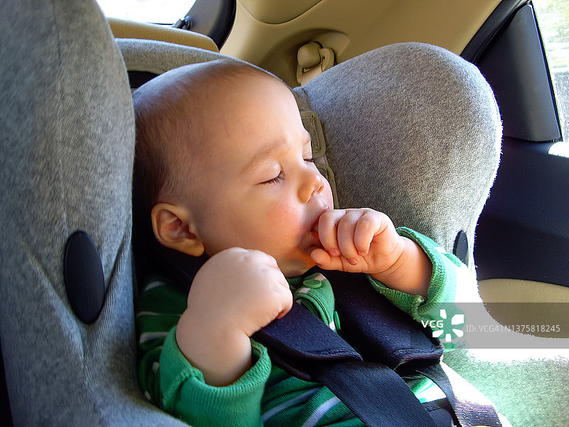 宝宝在汽车安全座椅上睡觉图片素材