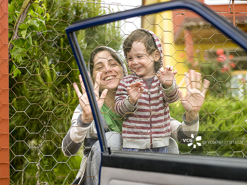 妈妈和儿子向爸爸说再见图片素材