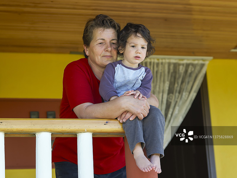 小男孩和他的祖母共度时光图片素材