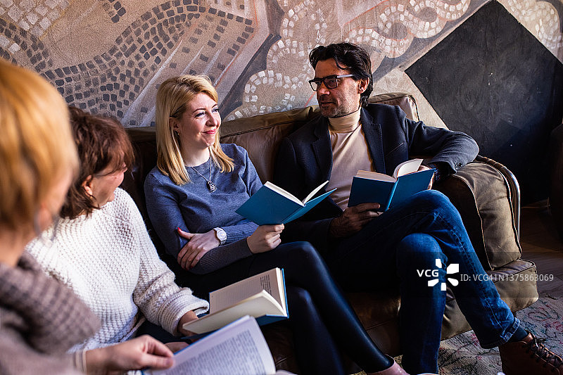 在读书俱乐部谈论一本书图片素材
