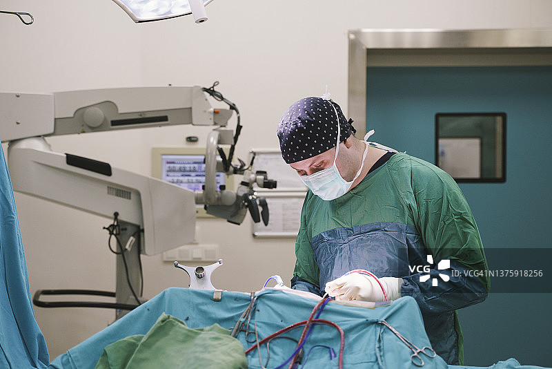 神经外科医生在医院手术室进行脑肿瘤切除手术图片素材
