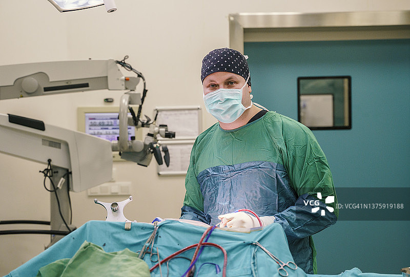 神经外科医生在医院手术室进行脑肿瘤切除手术图片素材