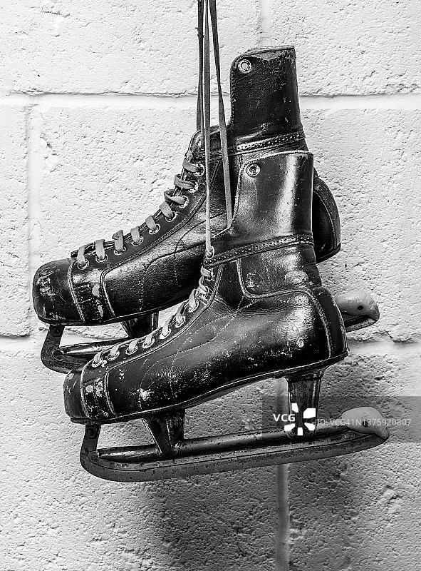 用鞋带挂着的溜冰鞋图片素材