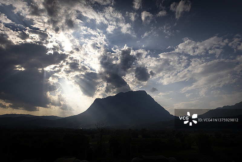 泰国清迈清道山脉的壮丽云层延时摄影图片素材