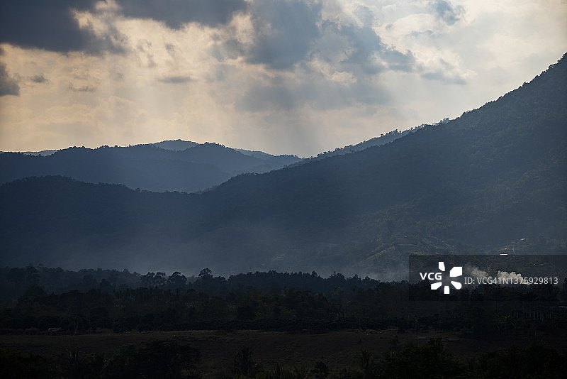 迷人的阳光景色：泰国清迈清道山脉图片素材