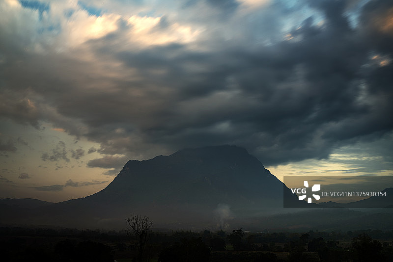 泰国清迈清道山脉的壮丽云层延时摄影图片素材