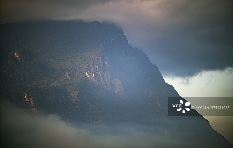 迷人的阳光景色：泰国清迈清道山脉图片素材