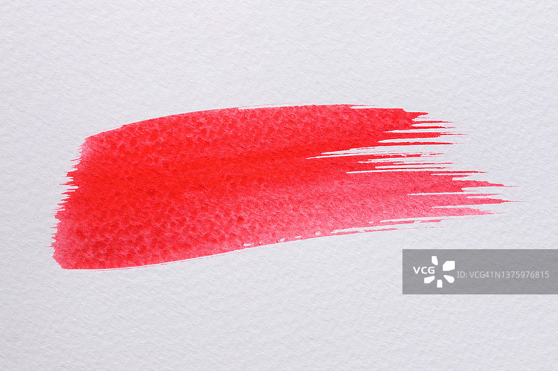 白色背景上的红色水彩笔触特写图片素材