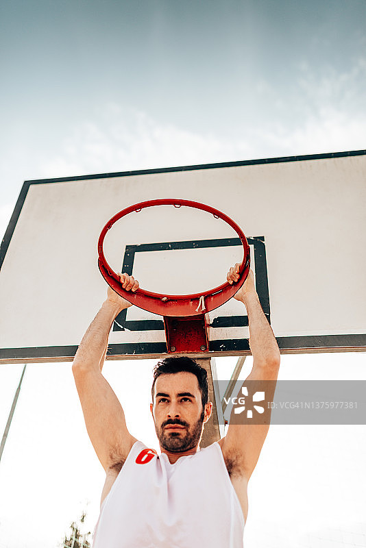 挂在篮球板上图片素材