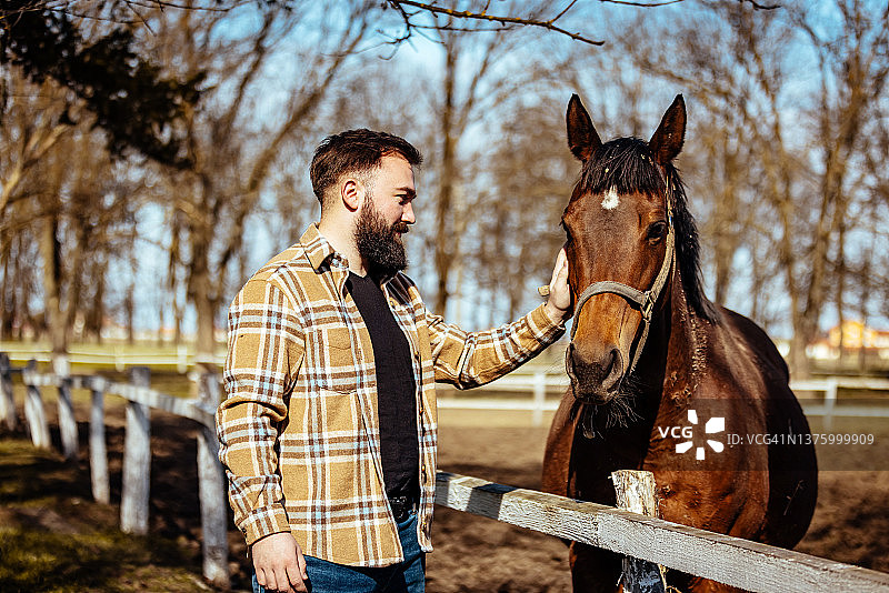 白人男子与马共度休闲时光图片素材