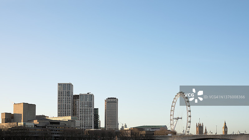 伦敦南岸和威斯敏斯特天际线日出全景图片素材