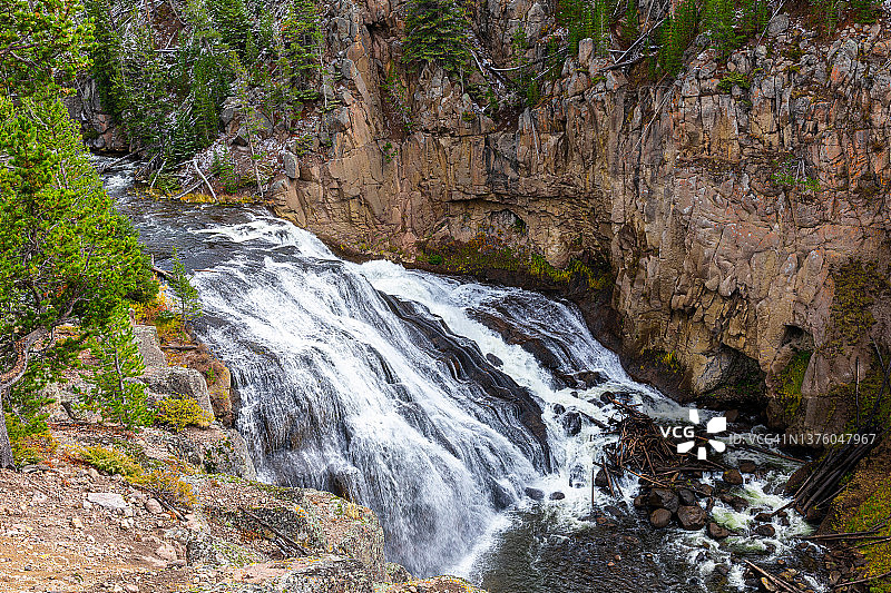 黄石公园流水瀑布航拍图片素材