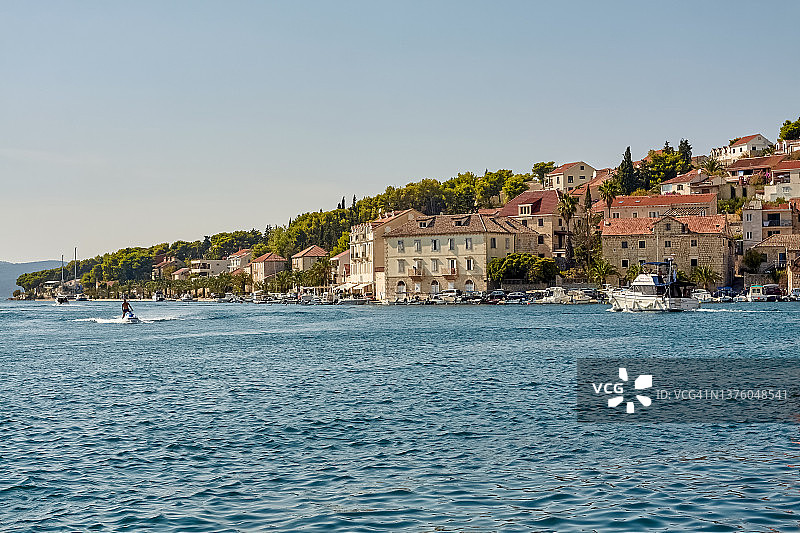 游客在克罗地亚布拉奇岛米尔纳村乘坐喷气艇图片素材