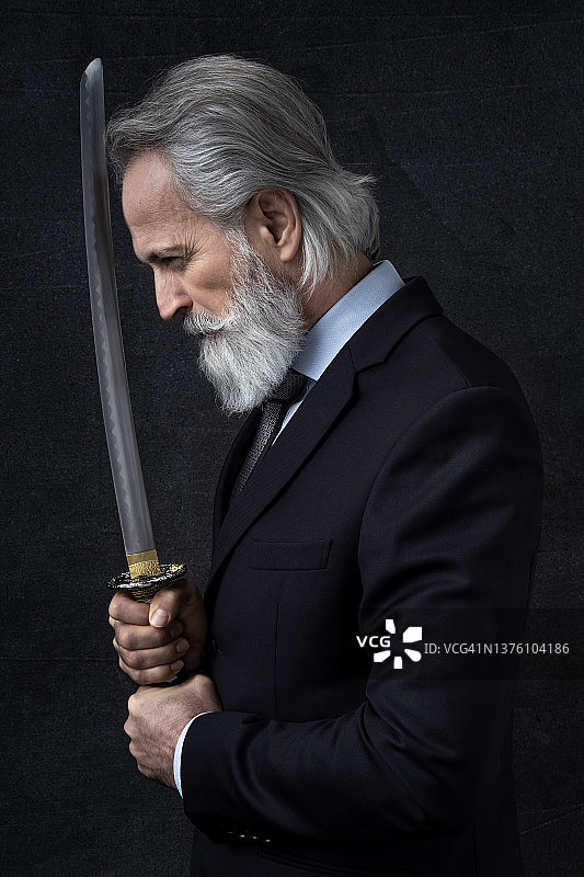 穿着优雅的老年商人和骑士剑图片素材
