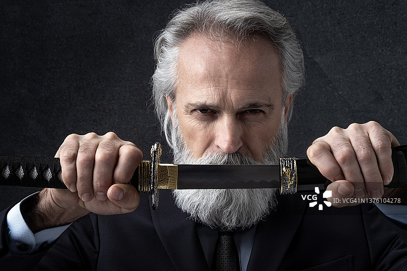 穿着优雅的老年商人和骑士剑图片素材