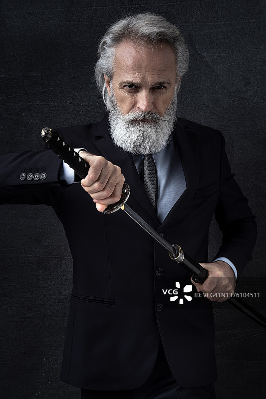 优雅的穿着年长商人与骑士剑图片素材