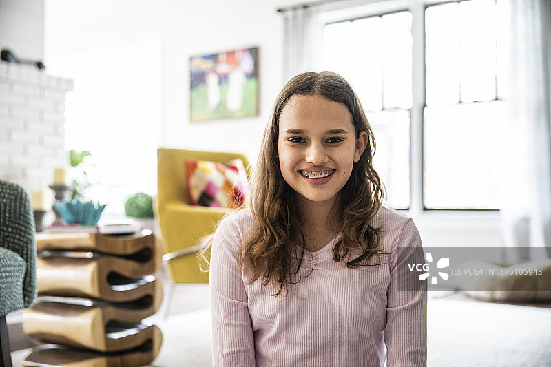 客厅里少女的肖像图片素材