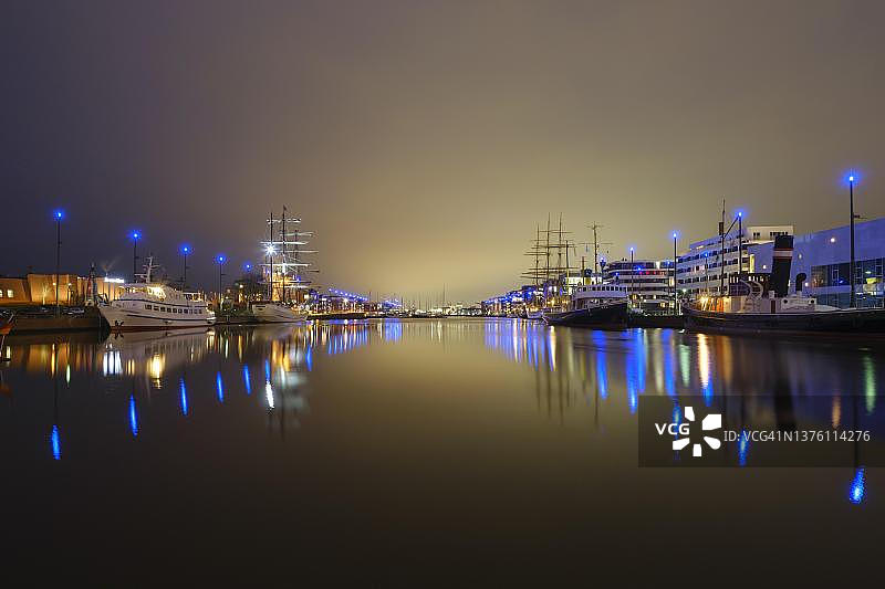 德国不莱梅哈芬新港的传统船只夜景图片素材