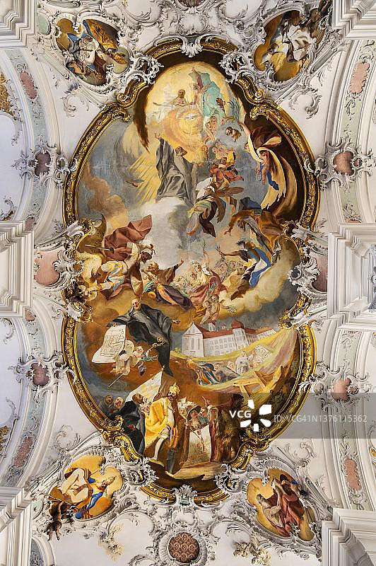 德国巴伐利亚州伊斯尼圣乔治和圣詹姆斯教堂的天花板壁画图片素材