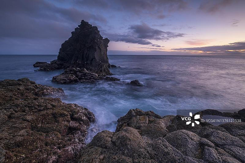 葡萄牙马德拉圣卡塔琳娜岛海岸的夜晚氛围，海中的熔岩图片素材