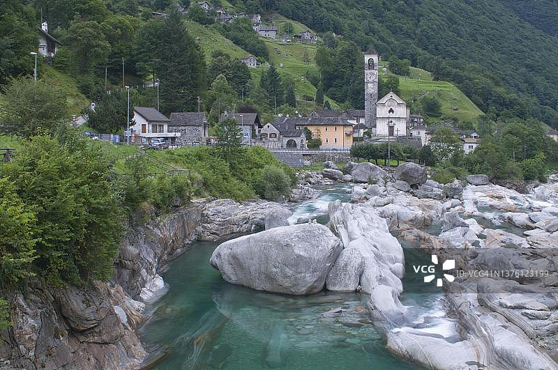 瑞士提契诺州韦尔扎斯卡河和拉韦泰佐图片素材