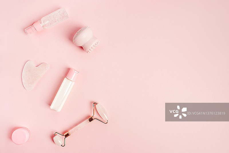 粉红色背景上的面部护理化妆品图片素材