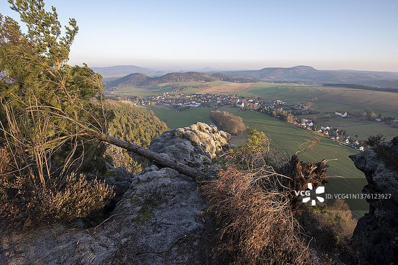 德国萨克森州厄尔士砂岩山脉的倒树，风暴破坏图片素材