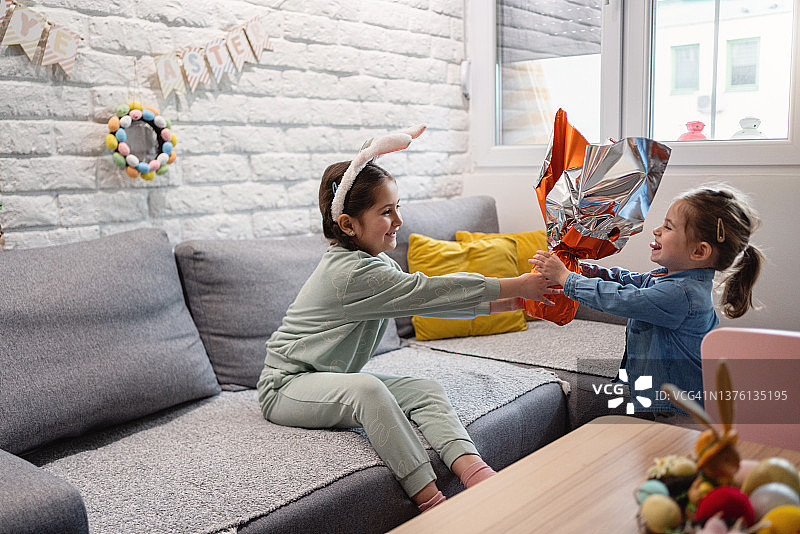 复活节期间姐姐给妹妹送复活节礼物图片素材