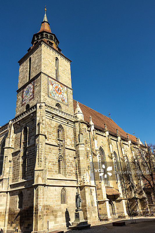 阳光明媚的黑色教堂外墙图片素材