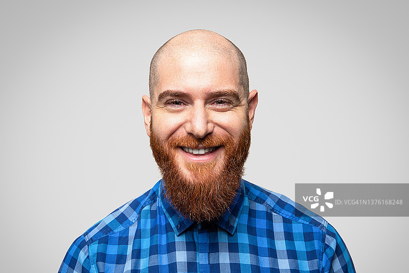 年轻英俊微笑男人肖像图片素材