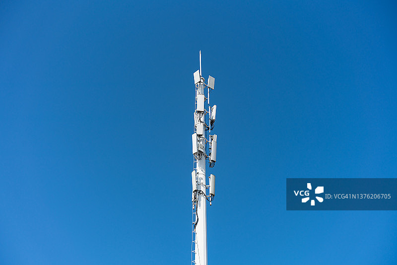 蓝天下5G信号塔图片素材