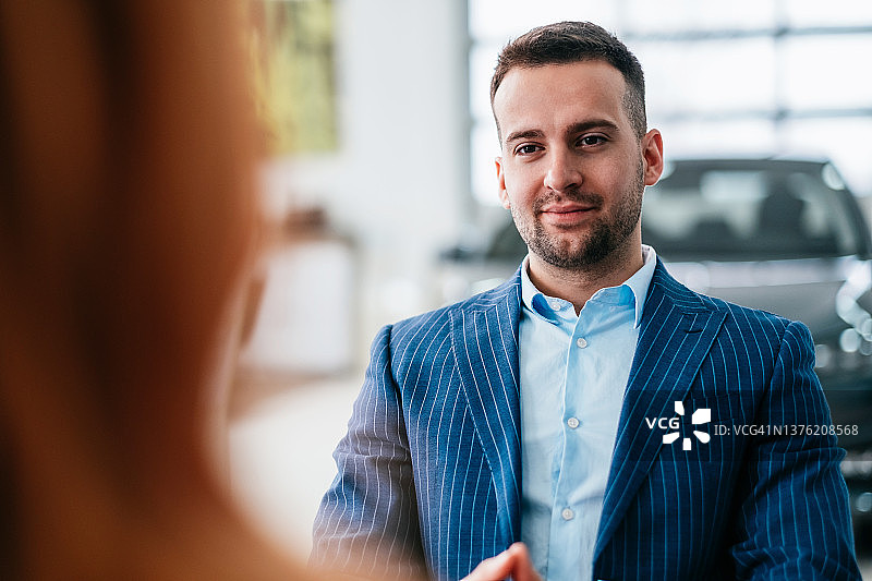 在汽车展厅成功交易！图片素材