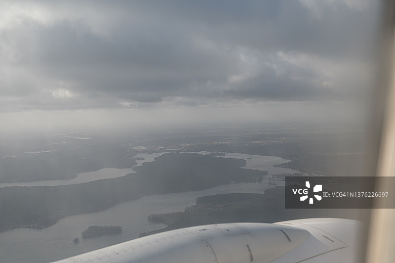 从飞机舷窗看到的德国柏林附近湖区景色图片素材