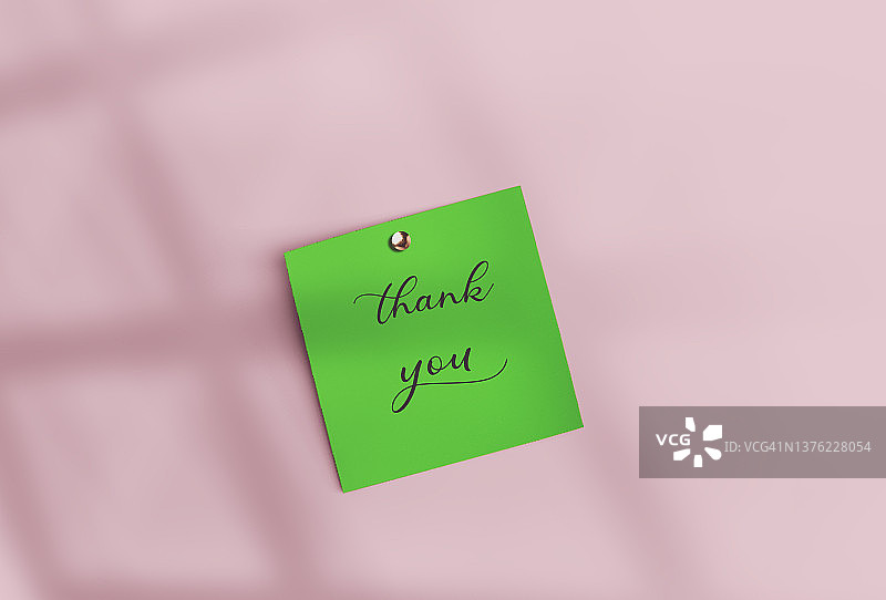 粉色背景上绿色便利贴中的感谢语图片素材