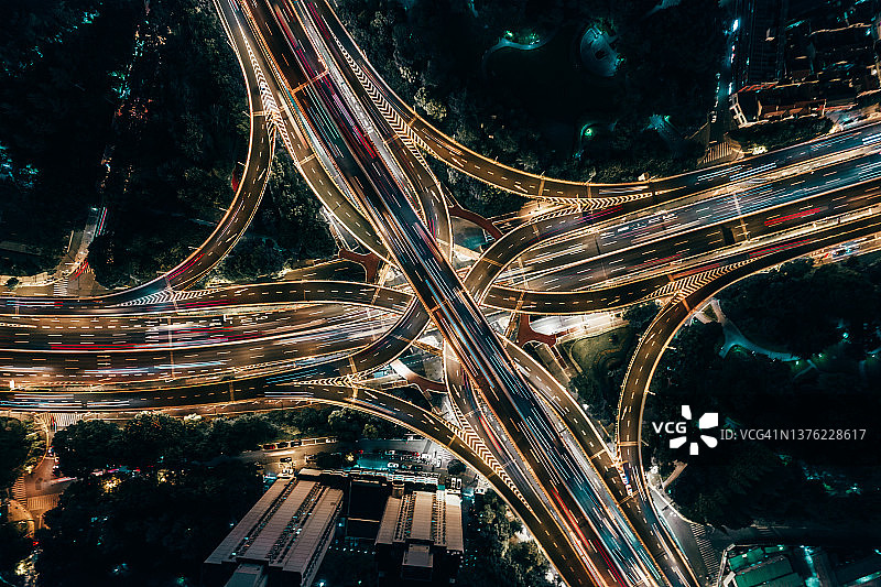 夜晚立交桥和道路交叉口的俯视图图片素材