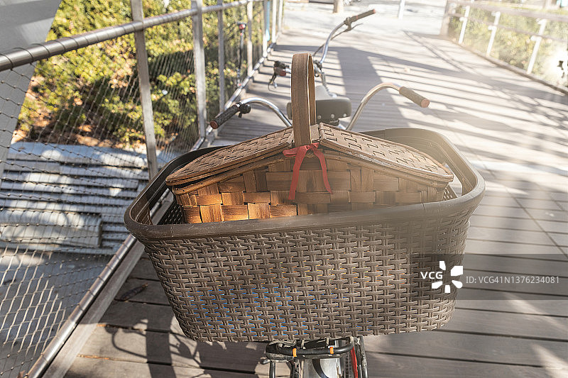 带野餐篮的双人自行车，城市人行天桥背景虚化图片素材