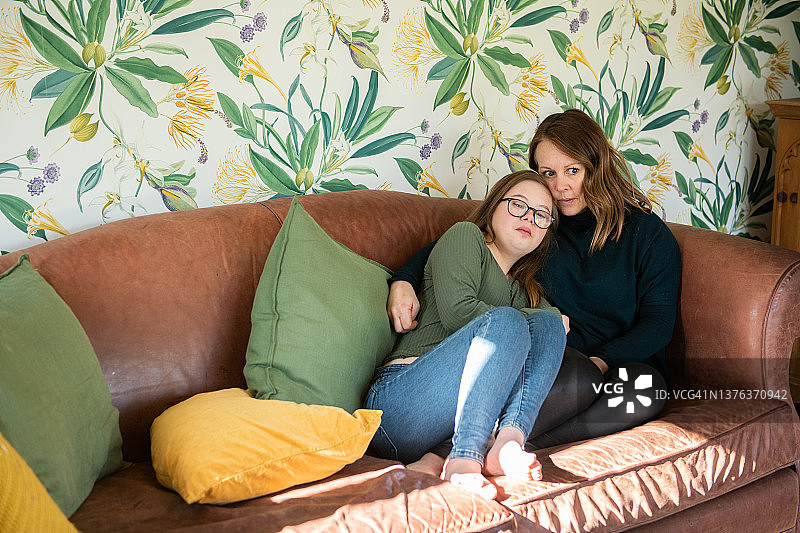 母女拥抱图片素材