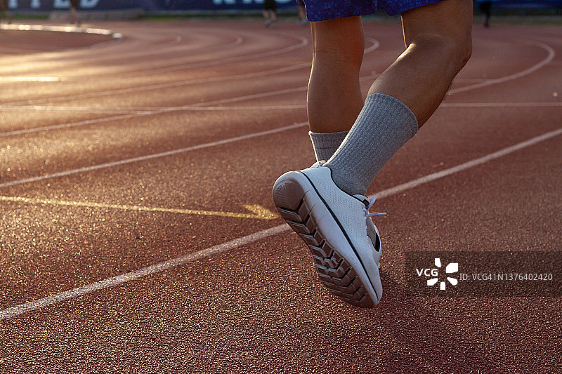 在公园小路上跑步的运动员，为健身和健康生活方式训练图片素材