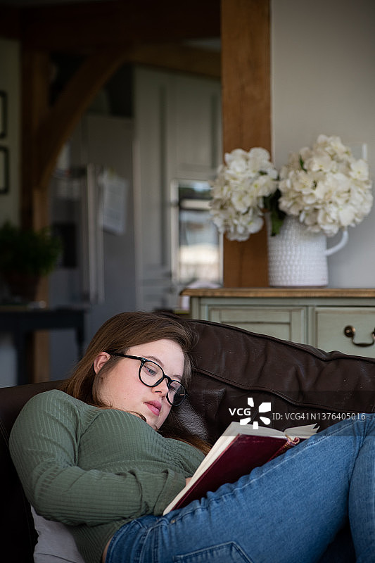 阅读书籍的少女图片素材