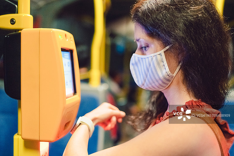 游客使用非接触式支付购买门票图片素材