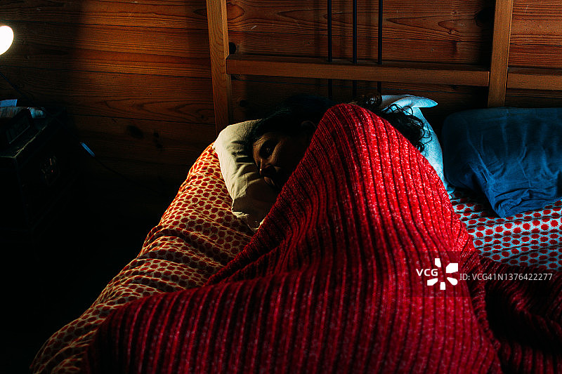 在床上睡觉的生病年轻女人图片素材