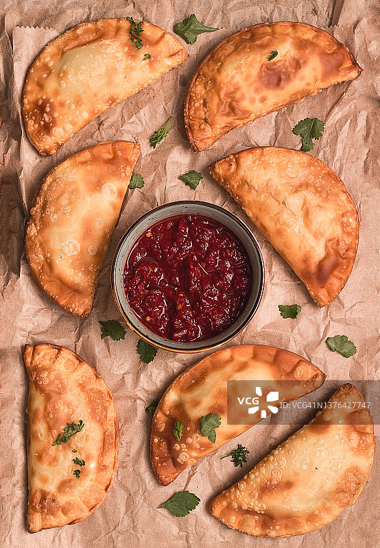 配红酱的迷你炸馅饼，俯视特写，无人，选择性聚焦图片素材