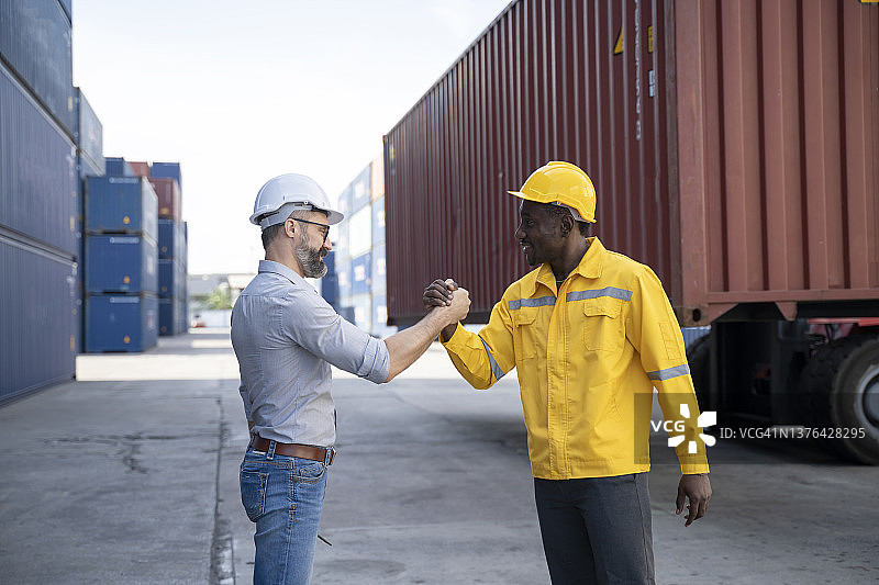 两名货运工人握手图片素材