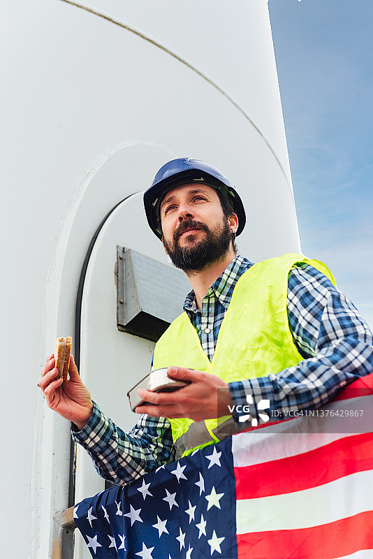 风力发电场工人午休图片素材