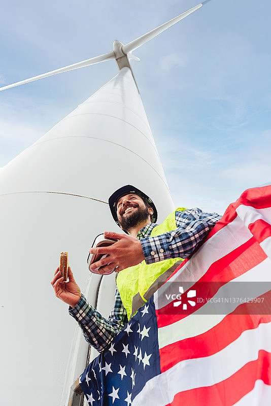 风力发电场工人午休图片素材