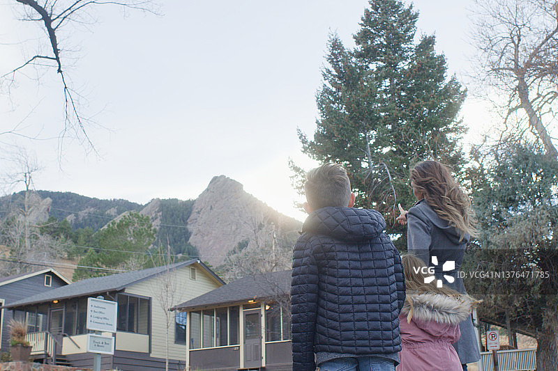 在科罗拉多州博尔德市肖托夸公园度假的家庭图片素材