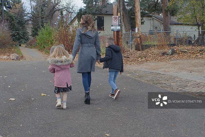 在科罗拉多州博尔德市肖托夸公园度假的家庭图片素材